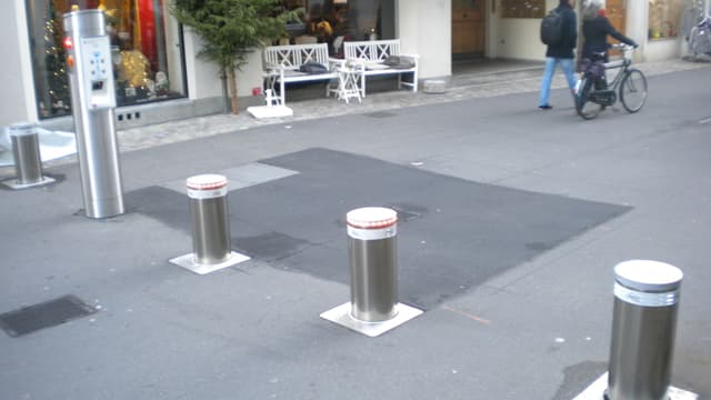 Strasse mit Metallpollern Strasse mit Metallpollern