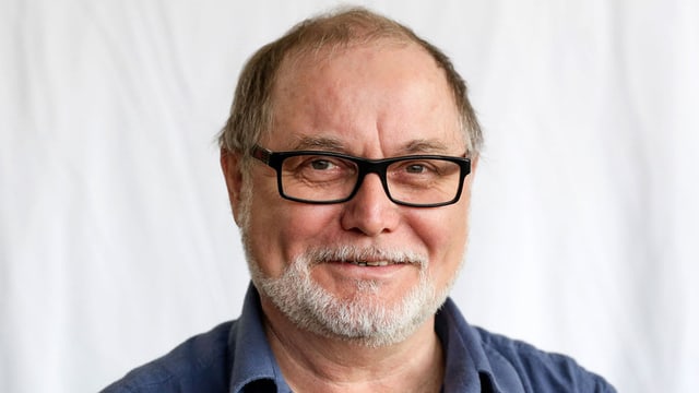 Ein Mann mit Brille und blauem Hemd. Ein Mann mit Brille und blauem Hemd.