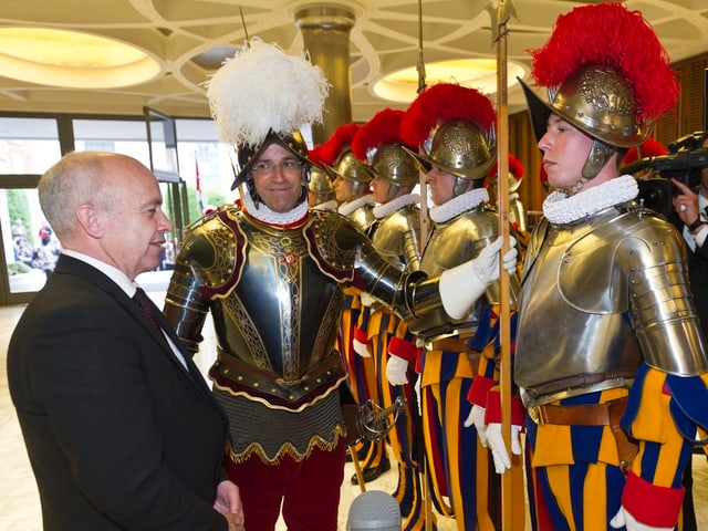 Bundespraesident Ueli Maurer begrüsst im Mai 2013 die 35 neuen Gardisten. In der Mitte Daniel Anrig. Bundespraesident Ueli Maurer begrüsst im Mai 2013 die 35 neuen Gardisten. In der Mitte Daniel Anrig.