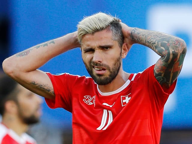 Valon Behrami rauft sich die Haare.