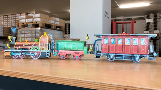 Eine alte Lokomotive zieht einen Zug als Bastelbogen Eine alte Lokomotive zieht einen Zug als Bastelbogen
