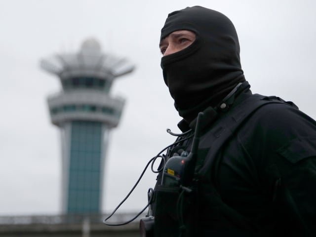 Eine Spezialeinheit der Polizei vor dem Tower am Flughafen Orly