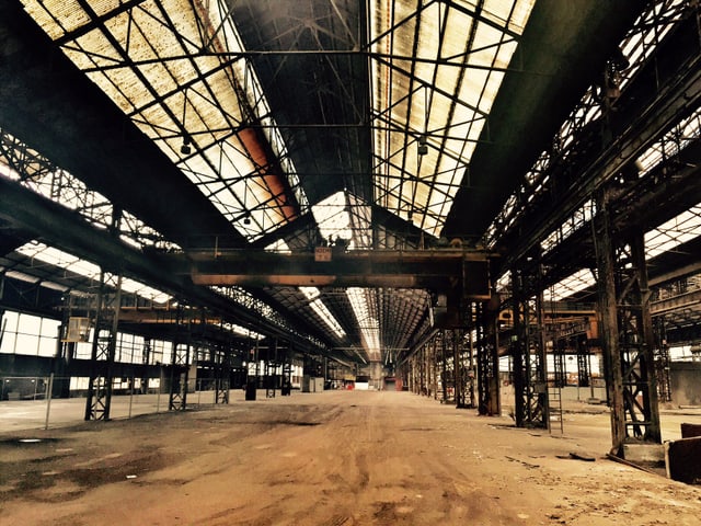 Foto einer langen Industriehalle Foto einer langen Industriehalle