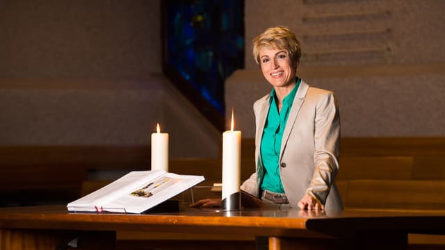 Pfarrerin Catherin McMillan in der Kirche Dübendorf ZH. Pfarrerin Catherin McMillan in der Kirche Dübendorf ZH.