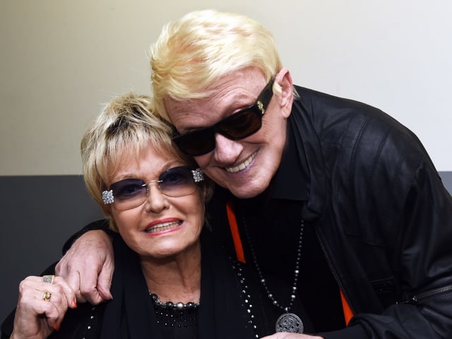 Heino umarmt seine Frau auf Bank. Heino umarmt seine Frau auf Bank.