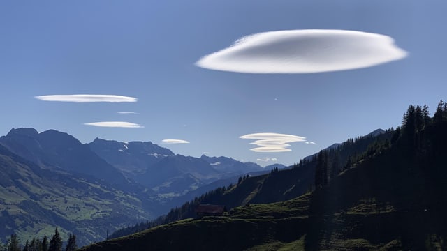 Altocumulus lenticularis über dem Berner Oberland. Altocumulus lenticularis über dem Berner Oberland.