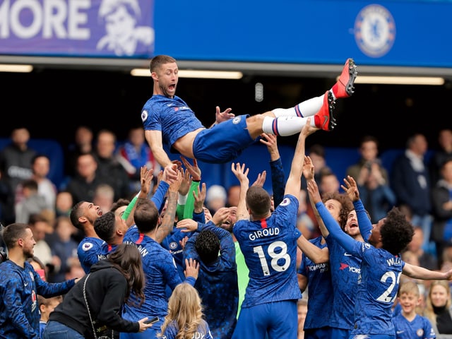 Gary Cahill wird gefeiert von seinen Teamkollegen.