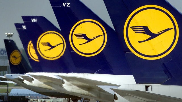 Flugzeughecks mit Lufthansa-Logo Flugzeughecks mit Lufthansa-Logo