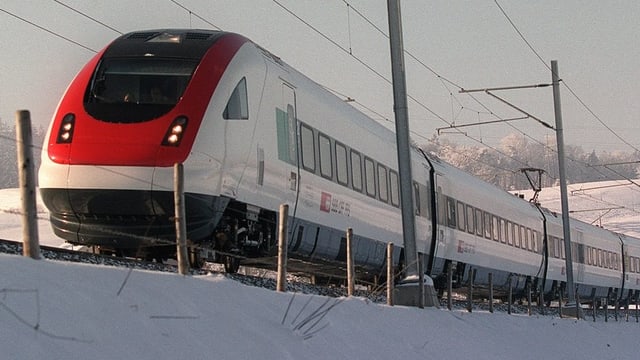 ICN-Neigezug fährt durch verschneite Landschaft. ICN-Neigezug fährt durch verschneite Landschaft.