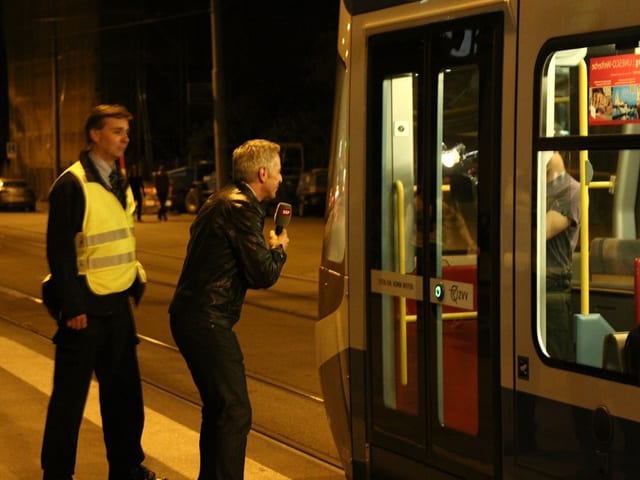 Daniel Fohrler visiert ein Tram an.