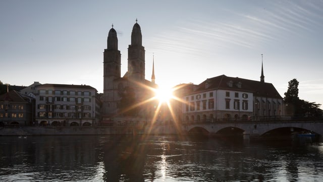 Das Grossmünster bei Sonnenaufgang Das Grossmünster bei Sonnenaufgang