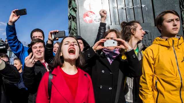 Junge Russen demonstrieren auf der Strasse gegen die Regierung Junge Russen demonstrieren auf der Strasse gegen die Regierung