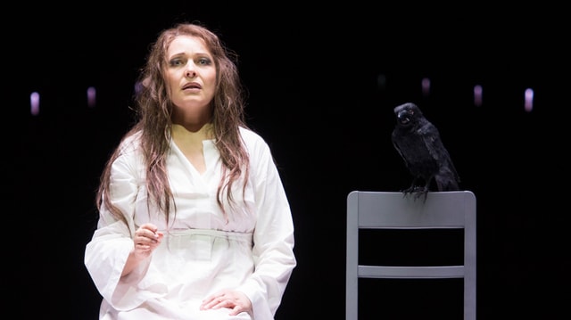 Lady Macbeth spricht mit einer Krähe, die neben ihr auf einer Stuhllehne sitzt Lady Macbeth spricht mit einer Krähe, die neben ihr auf einer Stuhllehne sitzt