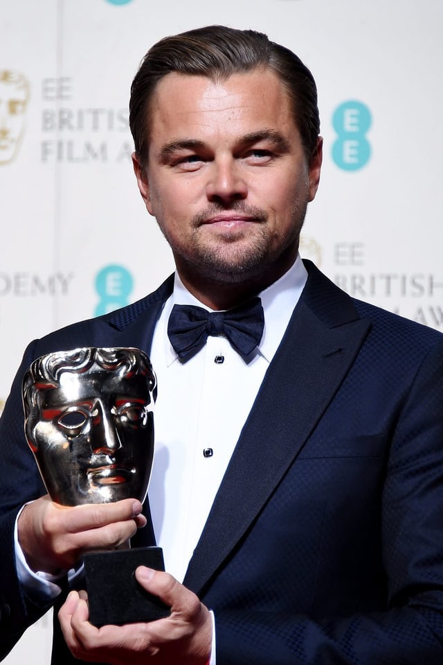 Der Hauptdarsteller in «The Revenant» sichtlich stolz auf seinen «Bafta»-Award. Der Hauptdarsteller in «The Revenant» sichtlich stolz auf seinen «Bafta»-Award.