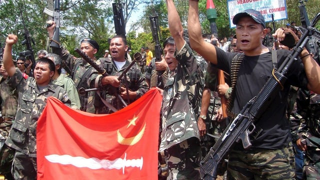 Schwer bewaffnete Männer in Tarnuniformen skandieren Slogans. Schwer bewaffnete Männer in Tarnuniformen skandieren Slogans.