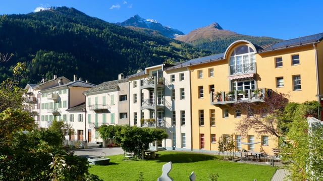 View of the southern row of houses in Poschiavo. View of the southern row of houses in Poschiavo.