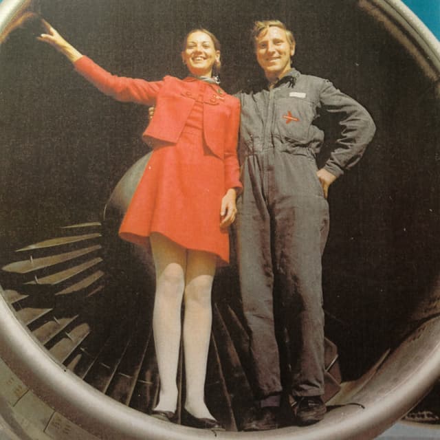 Hanspeter Müller steht in einem Flugzeugtriebwerk. Hanspeter Müller steht in einem Flugzeugtriebwerk.