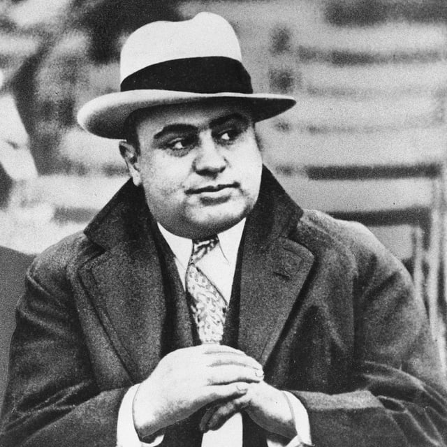 Gangsterboss Al Capone mit Hut und Mantel. Gangsterboss Al Capone mit Hut und Mantel.