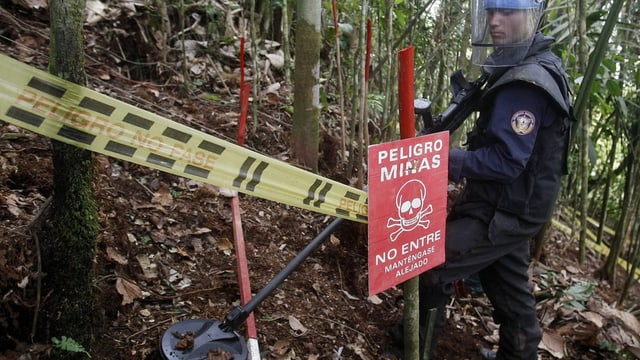 In um cun protecziun avant la fatscha tschertga minas en il guaud. In um cun protecziun avant la fatscha tschertga minas en il guaud.