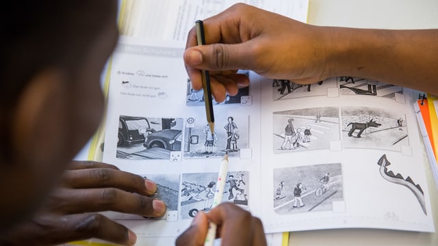 Bilderbuch, Hände mit Bleistift. Bilderbuch, Hände mit Bleistift.