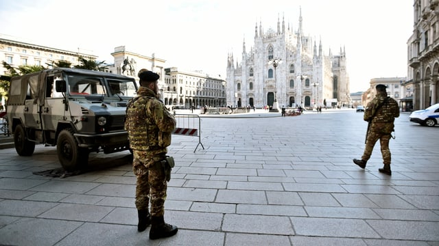 Militär auf dem Domplatz in Mailand nach dem Entscheid der Regierung. Militär auf dem Domplatz in Mailand nach dem Entscheid der Regierung.