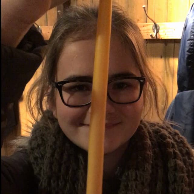 Rahel präsentiert ihre honigfarbene Kerze Rahel präsentiert ihre honigfarbene Kerze