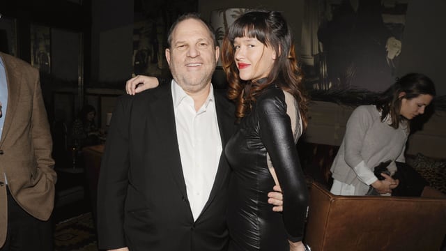 Weinstein links in seinem Arm Schauspielerin in schwarz. Weinstein links in seinem Arm Schauspielerin in schwarz.