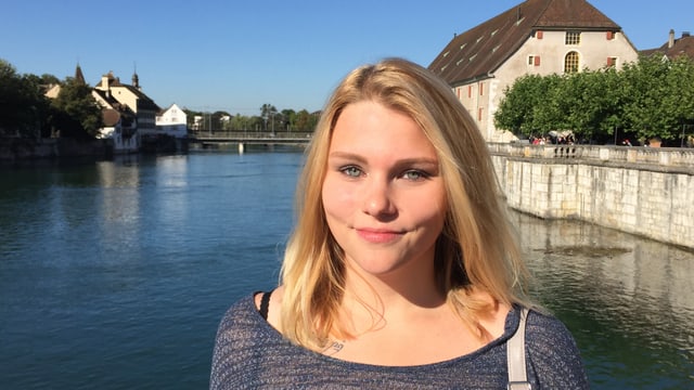 Junge Frau vor einem Fluss Junge Frau vor einem Fluss