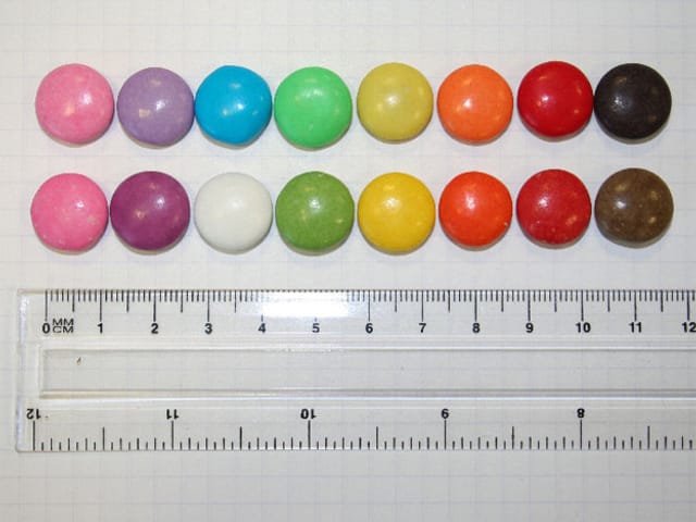 Smarties nach Farbe sortiert.