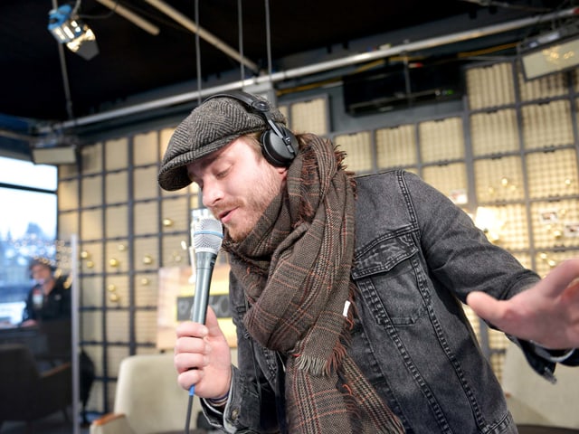 Baschi performt live in der Glasbox sein Song «Philadelphia»! Hörerin Bernadette Kurmann schreibt dazu: «Echt und tief bewegt. Höre dir immer gerne zu!».