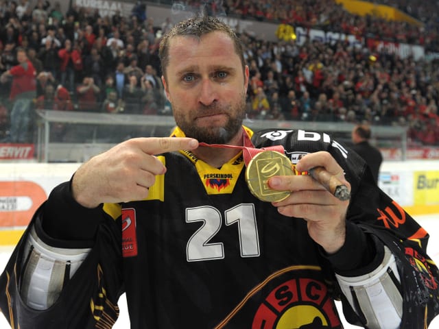 Jaroslav Bednar gewann im April mit dem SCB den Playoff-Final. Jaroslav Bednar gewann im April mit dem SCB den Playoff-Final.