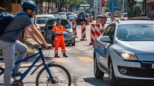 Frau regelt den Verkehr Frau regelt den Verkehr