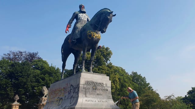 Statue Leopolds auf einem Pferrd, mit Farbe verschmiert. Statue Leopolds auf einem Pferrd, mit Farbe verschmiert.