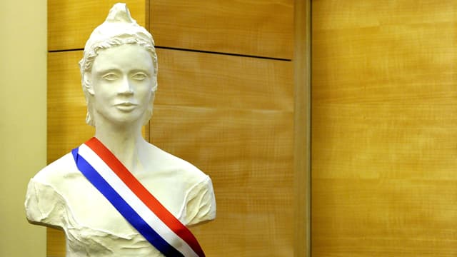 Marianne, die Nationalfigur der Französischen Republik, mit der französischen Trikolore blau-weiss-rot als Schärpe. Marianne, die Nationalfigur der Französischen Republik, mit der französischen Trikolore blau-weiss-rot als Schärpe.