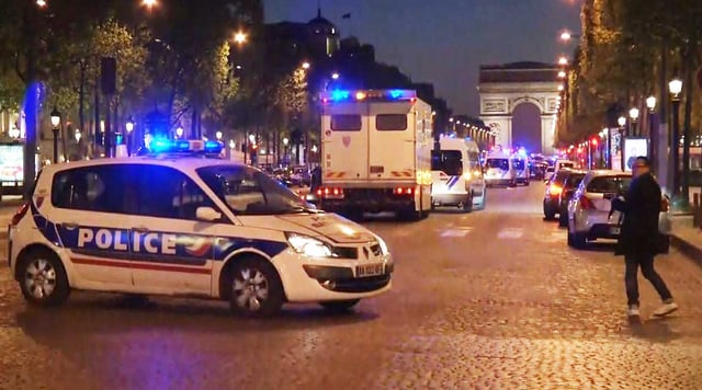 Ein Polizeiwagen parkt auf der Champs-Elysées Ein Polizeiwagen parkt auf der Champs-Elysées