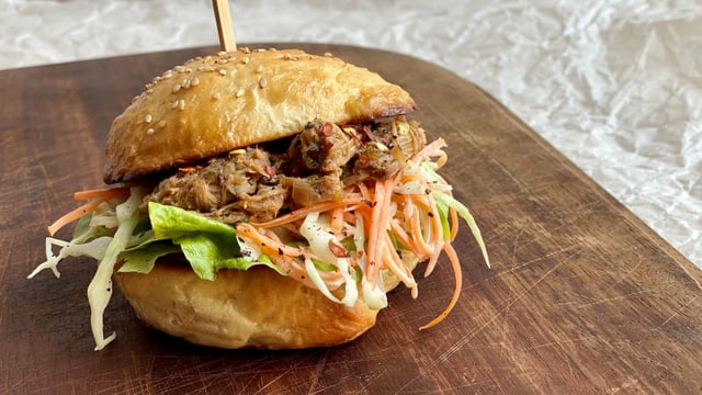 Pulled Pork in einem Burger-Brötli. Pulled Pork in einem Burger-Brötli.