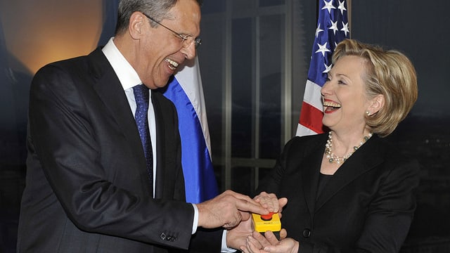 Sergei Lawrow und Hillary Clinton drücken einen «Reset»-Knopf. Sergei Lawrow und Hillary Clinton drücken einen «Reset»-Knopf.