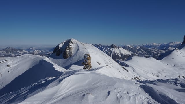Blick über die schneebedeckten Berge des Berner Oberlandes bei wolkenlosem Himmel. Blick über die schneebedeckten Berge des Berner Oberlandes bei wolkenlosem Himmel.