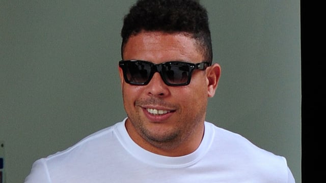 Fussballlegende Ronaldo mit stattlichem Kampfgewicht und Sonnenbrille Fussballlegende Ronaldo mit stattlichem Kampfgewicht und Sonnenbrille