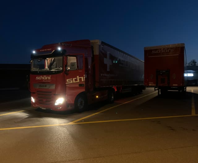 Lastwagen auf einem Parkplatz im Morgengrauen. Lastwagen auf einem Parkplatz im Morgengrauen.