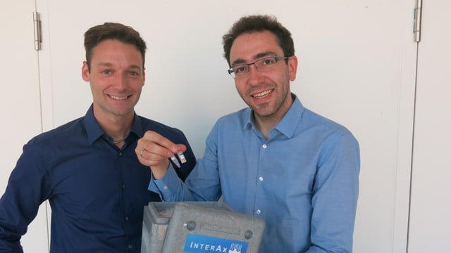 Zwei Personen stehen im Bild. Martin Ostermaier steht rechts und zeigt sein neues Produkt. Zwei Personen stehen im Bild. Martin Ostermaier steht rechts und zeigt sein neues Produkt.