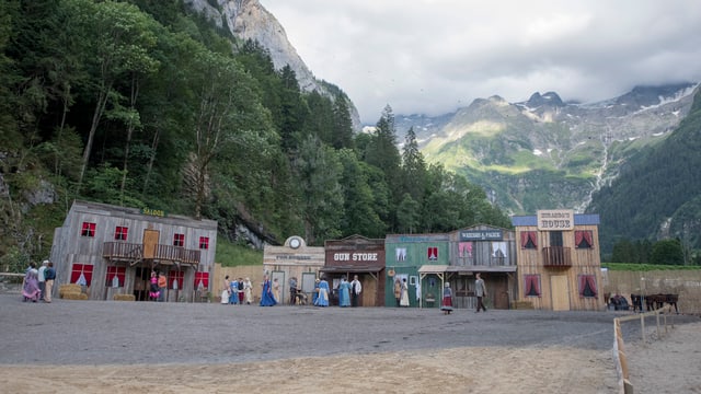 Wildweststadt vor Bergkulisse Wildweststadt vor Bergkulisse