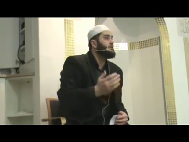 Sead Islamović predigte vor demselben Hintergrund wie Bilal Bosnić. Sead Islamović predigte vor demselben Hintergrund wie Bilal Bosnić.