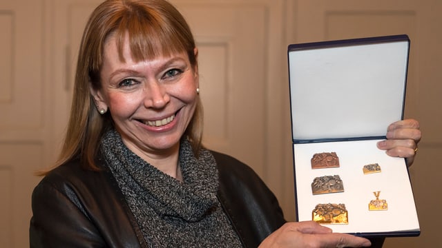 Künstlerin Clelia Zoller präsentiert ihre Plaketten Künstlerin Clelia Zoller präsentiert ihre Plaketten