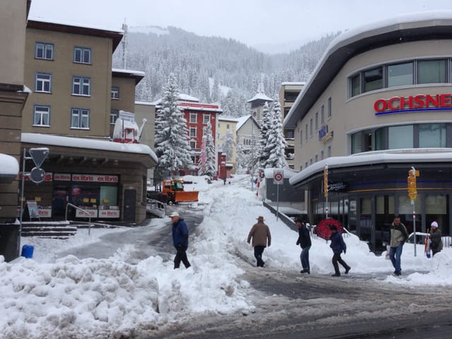 Schneemaden auf der Strasse.