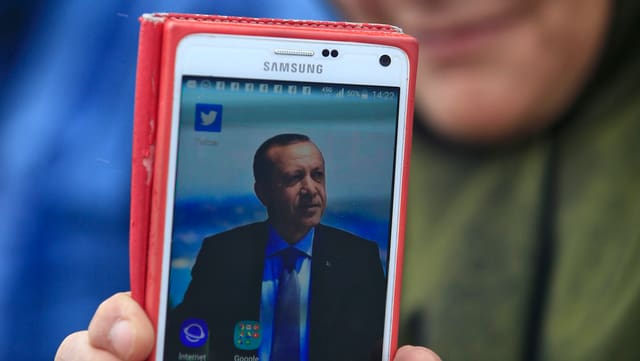 Bild von Erdogan auf Handy-Display. Bild von Erdogan auf Handy-Display.