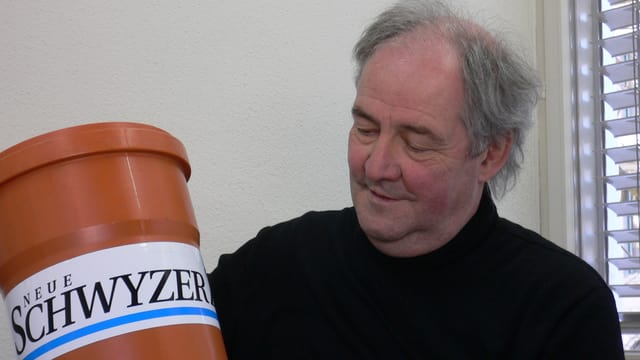Chefreporter Bert Schnüriger in seinem Büro in Schwyz. 