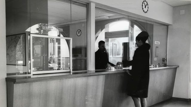 Irgendwann in den 60er-Jahren: Eine Frau am Schalter der WSB in Aarau. Irgendwann in den 60er-Jahren: Eine Frau am Schalter der WSB in Aarau.