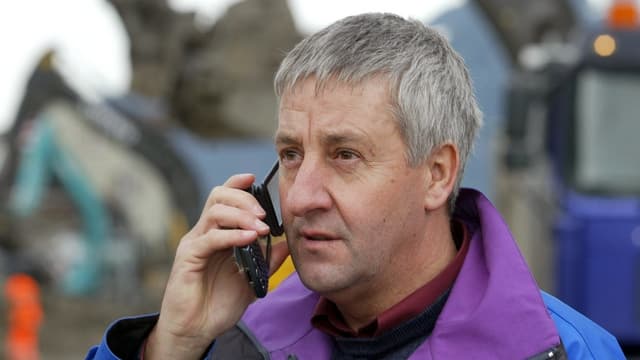 Ein Mann telefoniert mit einem Handy Ein Mann telefoniert mit einem Handy