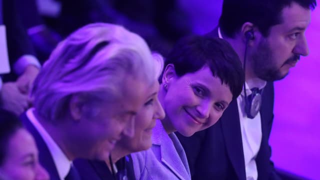 Menschen lächeln einander zu. Menschen lächeln einander zu.
